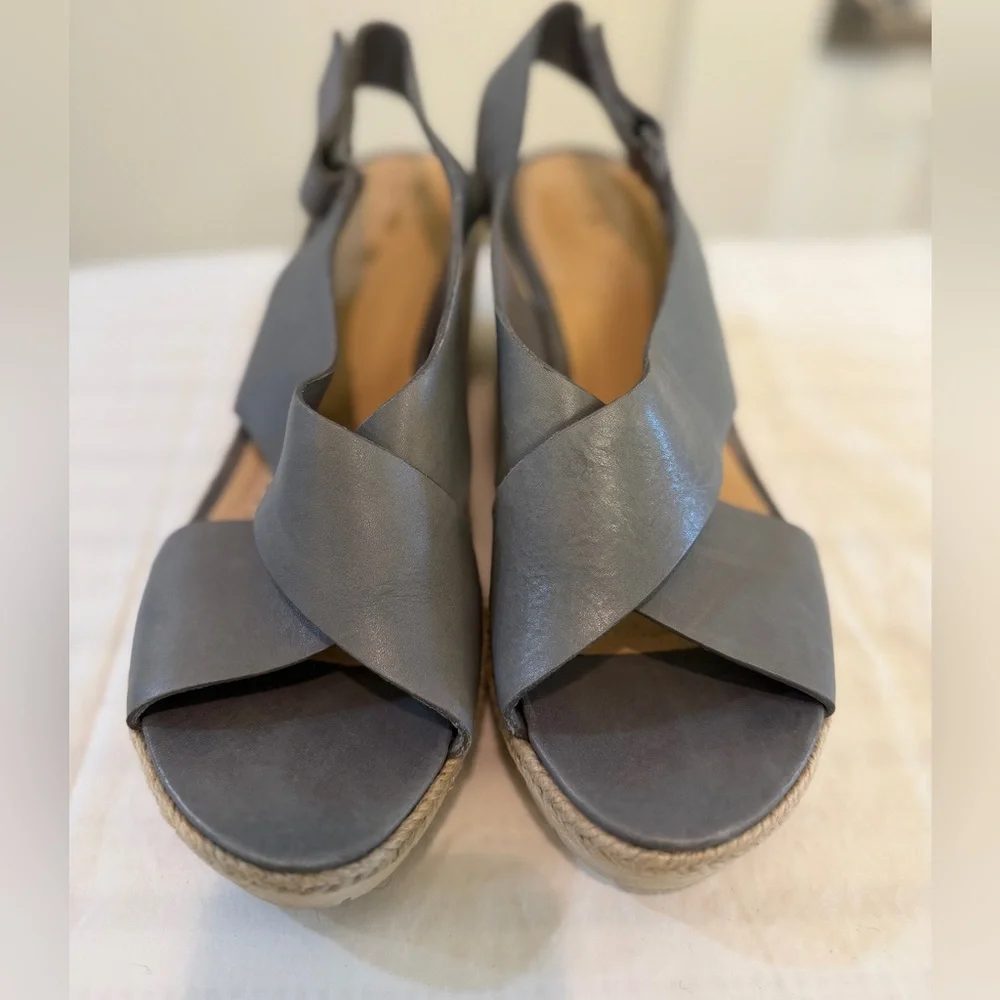 Clark’s Women’s Gray Leather Cross-Strap Wedge Sandals, Size US 9.5